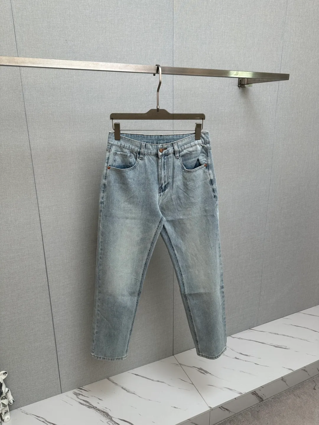 Available at the official website counter at the same time, the Original is a very stylish pair of jeans, with customized original washed denim fabric, unique design, top-notch printing technology letter pattern logo, original hardware accessories decoration, an extremely outstanding pair of jeans, the materials and craftsmanship are extremely luxurious and exquisite, extremely high-grade, handsome and stylish upper body, recommended 👍, Sizes: 29-38